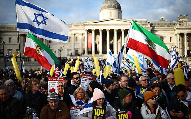 تصویر: حامیان اسرائیل با پرچم اسرائیل و پرچم پیشا-انقلاب ایران پیش از تجمع در میدان ترافالگار در مرکز لندن، ۱۴ ژانویه ۲۰۲۴. (HENRY NICHOLLS / AFP)