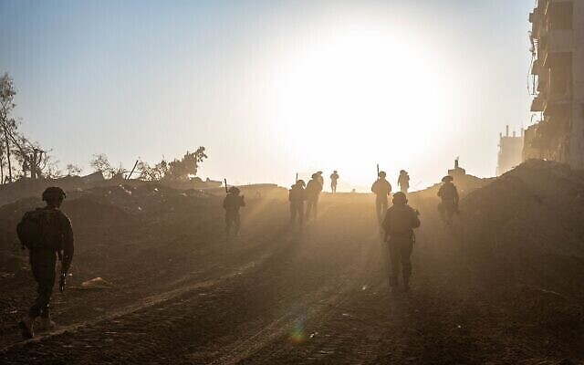 تصویر: در عکسی که ۵ ژانویه ۲۰۲۴ برای انتشار ارائه شد، سربازان نیروهای دفاعی حین عملیات در داخل نوار غزه مشاهده می-شوند. (Israel Defense Forces)