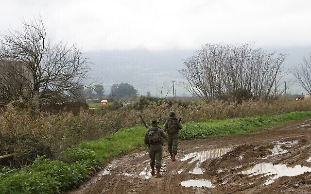 تصویر: سربازان اسرائیل حین نگهبانی از ناحیهٔ نزدیک کیبوتص کفار بلوم در شمال کشور، ناحیهٔ مرز لبنان، ۲۵ ژانویهٔ ۲۰۲۴. (Jalaa Marey/AFP)