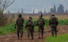 تصویر: پس از آنکه حزب الله اعلام کرد روز ۲۵ ژانویهٔ ۲۰۲۴ با دو پهباد به سایت سامانهٔ دفاع هوایی اسرائيل در ناحیهٔ مرزی حمله کرده است، سربازان اسرائيل حین نگهبانی از ناحیهٔ نزدیک کیبوتص کفار بلوم در شمال کشور، نزدیک به مرز لبنان مشاهده می-شوند. (Jalaa Marey/AFP)