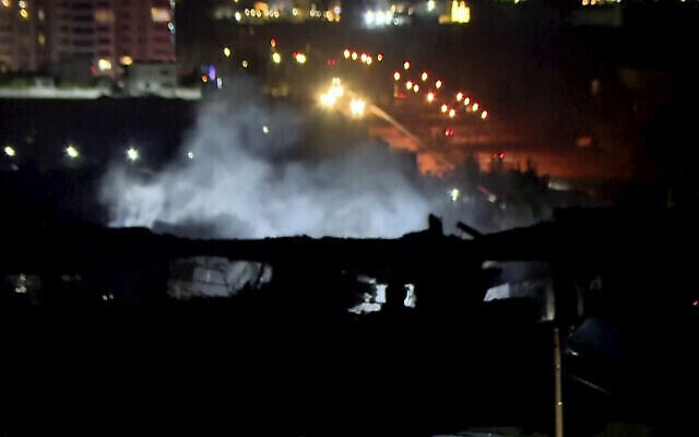 تصویر: در اسکرین شات از ویدئوی روداو، از ساختمانی در اربیل عراق که در ۱۶ ژانویه ۲۰۲۴ هدف حملهٔ هوایی قرار گرفت، دود بهوا خاسته است. (Rudaw TV via AP)