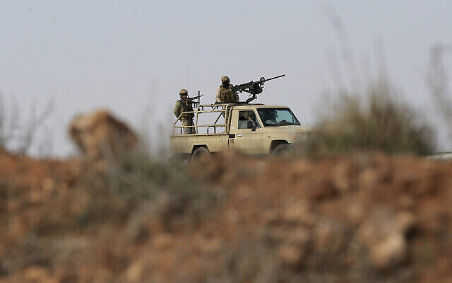 تصویر تزئینی: سربازان اردنی حین نگهبانی در نزدیکی شرق مرز اردن و سوریه، الوشاش، فرمانداری مفرغ، اردن، ۱۷ فوریهٔ ۲۰۲۲، در توری که ارتش اردن برای رسانه-ها ترتیب داد. (AP Photo/Raad Adayleh)