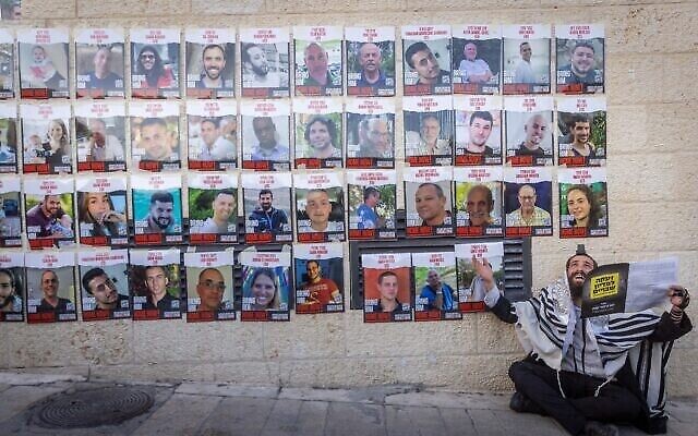 تصویر: پوستر گروگانهایی که در اسارت حماس-اند بر دیوار ندبه، شهر قدیم اورشلیم دیده می-شود؛‌۱۰ ژانویهٔ ۲۰۲۴. 
(Chaim Goldberg/Flash90)