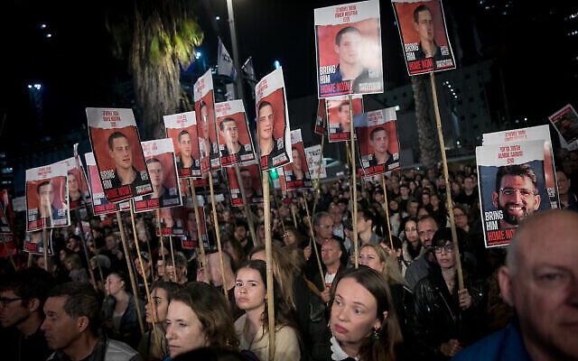 تصویر: مردم اسرائیل در تظاهرات ۲۰ ژانویه ۲۰۲۴، میدان گروگانها، تل آویو، خواهان آزادی گروگانهای اسیر گروه تروریستی در غزه شدند. (Miriam Alster/Flash90)