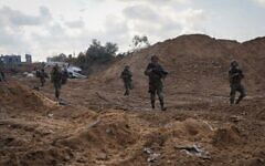 تصویر: عکسی که در ۲۴ ژانویه ۲۰۲۴ برای انتشار ارائه شد، سربازان تیپ گیواتی حین عملیات در خان یونس، شمال غزه، دیده می-شوند. (Israel Defense Forces)