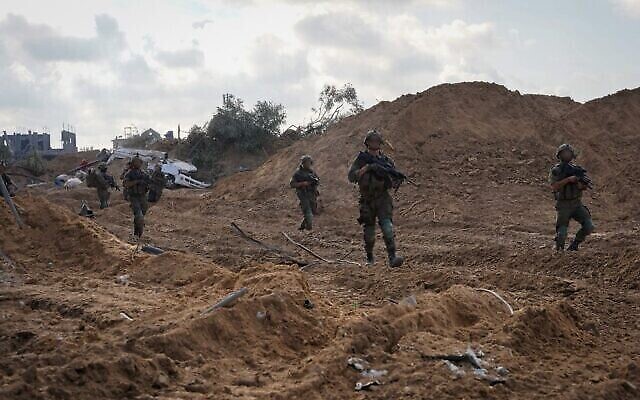 تصویر: عکسی که در ۲۴ ژانویه ۲۰۲۴ برای انتشار ارائه شد، سربازان تیپ گیواتی حین عملیات در خان یونس، شمال غزه، دیده می-شوند. (Israel Defense Forces)