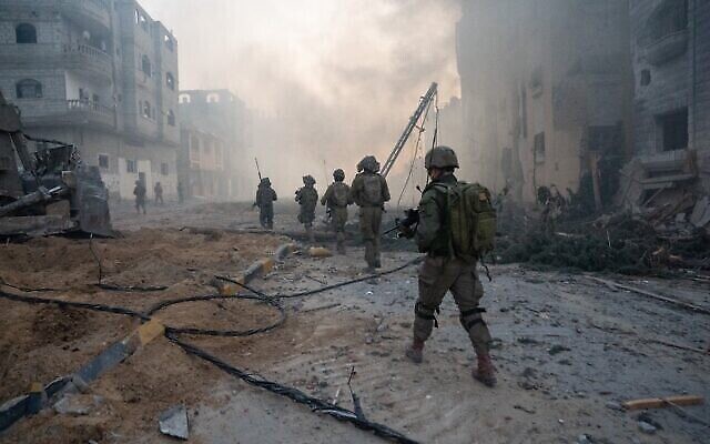 تصویر: در عکسی که ۲۱ ژانویهٔ ۲۰۲۴ برای انتشار ارائه شد سربازان نیروهای دفاعی حین عملیات در نوار غزه مشاهده می-شوند. (IDF)
