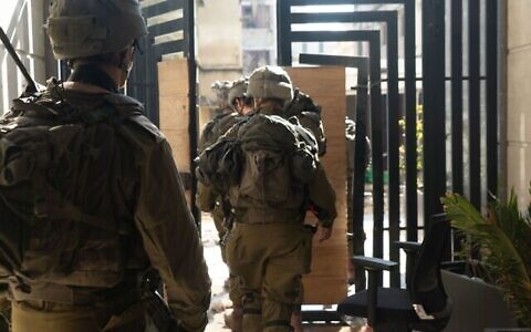 تصویر: در عکسی که روز ۱۵ فوریه ۲۰۲۴ برای انتشار ارائه شد، سربازان نیروهای دفاعی حین عملیات در نوار غزه دیده می-شوند. (Israel Defense Forces)