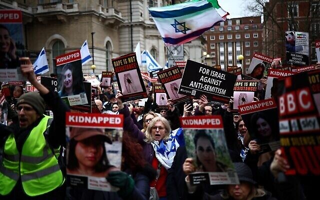 تصویر: معترضان با پلاکارد و پرچم اسرائیل در تظاهراتی با نام « تجاوز جنسی مقاومت نیست» در مقابل دفاتر مرکزی بی.بی.سی.، لندن، ۴ فوریه ۲۰۲۴.