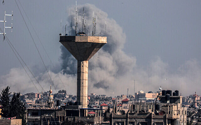تصویر: در عکسی که از رفاح، جنوب نوار غزه گرفته شده، دودی که از فراز ساختمانی در خان یونس پس از بمباران محل توسط اسرائیل در ۵ فوریه ۲۰۲۴ بهوا خاسته مشاهده می-شود؛ جنگ میان اسرائیل و گروه تروریستی حماس ادامه دارد. (SAID KHATIB / AFP)