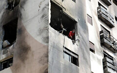 تصویر: مردی خرابیهای ساختمان مسکونی در ناحیهٔ کفار سوسا، دمشق، پایتخت سوریه که بنا به گزارش، ۲۱ فوریه ۲۰۲۴ هدف حملهٔ هوایی اسرائيل قرار گرفت را وارسی می-کند. (LOUAI BESHARA / AFP)