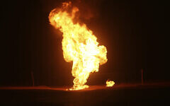 تصویر: در پی انفجار لولهٔ گازی در ۱۴ فوریه ۲۰۲۴ در خارج شهر بروجن، استان چارمحال و بختیاری در غرب کشور، شعله-های آتش زبانه می-کشند. (Reza Kamali Dehkordi/Fars News Agency via AP)
