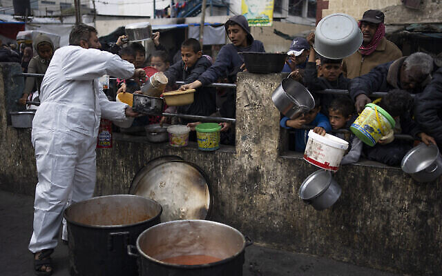 تصویر: مردم فلسطینی در ۲۳ فوریه ۲۰۲۴ در رفح برای دریافت غذای رایگان صف کشیده-اند.
(AP Photo/Fatima Shbair)