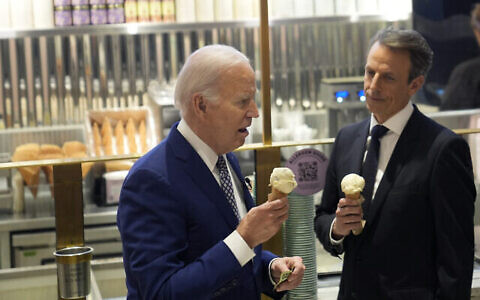 تصویر: جو بایدن رئیس جمهوری ایالات متحده، چپ، بهمراه «ست مئرز» کمدین، در سرای بستنی وان لوئین بستنی می-خورد؛ ۲۶ فوریه ۲۰۲۴، نیویورک. (AP/Evan Vucci)