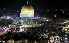 تصویر: دهها هزار مسلمان حین عبادت در مسجد الاقصی، بر فراز تپهٔ معبد مقدس، ماه مبارک رضام، شهر قدیم اورشلیم، ۱۷ آوریل ۲۰۲۳. (Jamal Awad/ Flash90/ File)