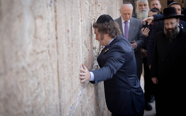 تصویر: خاویر میلئی رئیس جمهوری آرژانتین حین بازدید از دیوار ندبه در شهر قدیم اورشلیم، ۴ فوریه ۲۰۲۴. (Chaim Goldberg/Flash90)