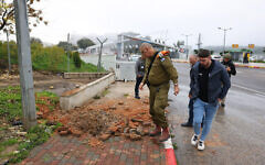 تصویر: نیروهای امنیتی اسرائیل در صحنهٔ اصابت راکت از لبنان که در حملهٔ ۱۴ فوریه ۲۰۲۴ به شهر سفد اصابت کرد. (David Cohen/Flash90)
