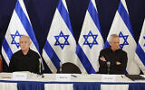 عکس آرشیو:‌ بنیامین نتانیاهو نخست وزیر و بنی گانتز وزیر کابینهٔ جنگ در کنفرانس مطبوعاتی در پایگاه نظامی کیریا، تل آویو، ۲۸ اکتبر ۲۰۲۳. (Abir Sultan/Pool Photo via AP)