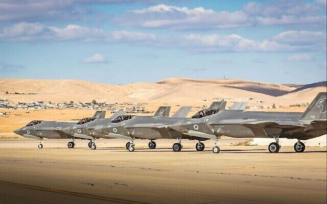 تصویر: در عکسی بدون تاریخ، جتهای جنگندهٔ F-35i در پایگاه هوایی نواتیم در جنوب اسرائیل مشاهده می-شوند. (Israel Defense Forces)