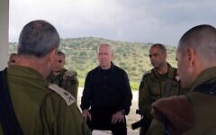 تصویر: یوآو گالانت وزیر دفاع (وسط) حین سخن با فرماندهان در ستاد فرماندهی مرکزی، نزدیک اورشلیم، ۲۷ فوریه ۲۰۲۴. (Ariel Hermoni/Defense Ministry)