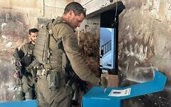 تصویر: در عکسی که نیروهای دفاعی روز ۲۷ فوریه ۲۰۲۴ برای انتشار ارائه کرد، سربازان اسرائیل، در میانهٔ جنگ با حماس، حین انداختن آرای منطقه-ای خود در یکی از مراکز رأی-گیری دیده می-شوند.(Israel Defense Forces)