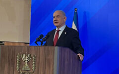 تصویر: بنیامین نتانیاهو نخست وزیر در کنفرانس مطبوعاتی غروب جمعه ۲۹ فوریه ۲۰۲۴ حین گفتگو با خبرنگاران.
(Lazar Berman/Times of Israel)