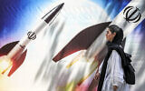 تصویر: زنی در مرکز تهران، ۱۵ آوریل ۲۰۲۴، از مقابل بانری با تصویر موشکهایی با لوگوی جمهوری اسلامی ایران در آسمان می-گذرد. (ATTA KENARE / AFP)