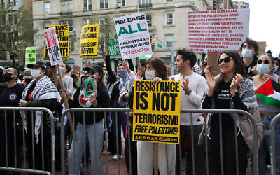 تصویر: معترضان ضد-اسرائیل و هوادار فلسطینیان در مقابل دانشگاه کلمبیا در شهر نیویورک، ۲۰ آوریل ۲۰۲۴. 
(Leonardo Munoz / AFP)