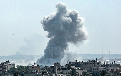 تصویر: انبوه دودی که از پی حملهٔ هوایی ۲۳ آوریل ۲۰۲۴ اسرائیل به شمال نصیرات در ناحیهٔ مرکزی نوار غزه بهوا برخاست. (AFP)