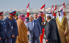تصویر: این عکس را خبرگزاری رسمی بحرین از محمود عباس (وسط) رئیس تشکیلات خودگردان فلسطینیان در ۱۵ مه ۲۰۲۴ پیش از سی-و-سومین نشست سران اتحادیه عرب منتشر کرد. (Bahrain News Agency/AFP)
