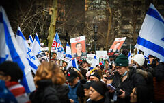 تصویر تزئینی: تظاهرات-کنندگان در ۱۲ دسامبر ۲۰۲۴ با شعار آزادی گروگانهای اسرائیلی که در اسارت تروریستهای حماس در غزه نگهداری می-شوند، مقابل مقر سازمان ملل در شهر نیویورک جمع شده-اند. (Arie Leib Abrams/Flash90)
