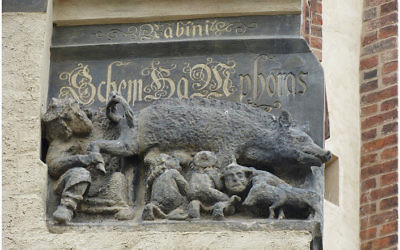 Cette gravure qui figure sur la façade de l'église de Martin Luther à Wittenberg, en Allemagne, représente des Juifs tétant le lait d'une truie. (Crédit : Toni L. Kamins)