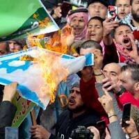 Des Jordaniens et des Palestiniens brûlent un drapeau israélien alors qu'ils participent à une manifestation à Amman, devant la mosquée al-Husseini au centre de la capitale, pour protester contre la proposition de paix présentée par les Etats-Unis pour le Moyen Orient, le 31 janvier 2020. (Crédit : Khalil MAZRAAWI / AFP)