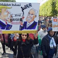 Des manifestants tunisiens brandissent des pancartes contre la proposition de plan de paix du Moyen-Orient du président américain Donald Trump lors d'une manifestation le 5 février 2020 à Tunis. L'écriture arabe sur des pancartes se lit comme suit : "Jérusalem est la capitale de la Palestine" (d) et "A bas l'accord du siècle", #Boycott" à côté d'images de caricatures de Trump et du Premier ministre israélien Benjamin Netanyahu. (Crédit :  FETHI BELAID / AFP)