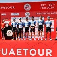 L'équipe cycliste Israel Start-Up Nation prend la pose avant le début de la première étape du Tour des Émirats arabes unis entre Pointe et Silicon Oasis à Dubaï le 23 février 2020. (Crédit : Giuseppe CACACE / AFP)