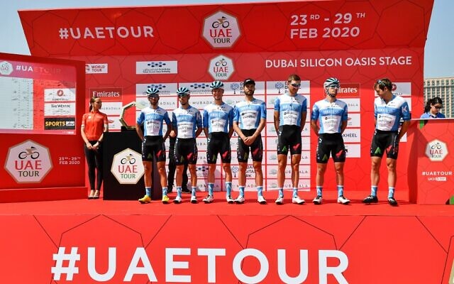 L'équipe cycliste Israel Start-Up Nation prend la pose avant le début de la première étape du Tour des Émirats arabes unis entre Pointe et Silicon Oasis à Dubaï le 23 février 2020. (Crédit : Giuseppe CACACE / AFP)