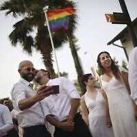 Des couples gay se préparent pour un mariage à Tel Aviv, le 4 juin 2019 (Crédit : AP/Oded Balilty)