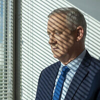 Le chef du parti Kakhol lavan Benny Gantz au siège de son parti, à Tel Aviv, le 12 septembre 2019. (AP Photo/Oded Balilty)