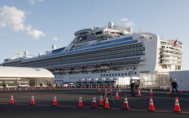 Le bateau de croisière Diamond Princess en quarantaine, amarré au port de Yokohama, près de Tokyo, le 18 février 2020. (Crédit :  Koji Sasahara/AP)
