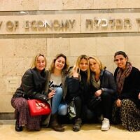 Les femmes de l’association « Elles ! Les Audacieuses » au ministère de l’Economie israélien. (Crédit : Virgine Atlan / Elles ! Les Audacieuses / Twitter)