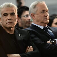Yair Lapid (à gauche) et Benny Gantz, chef du parti Kakhol lavan, devant leurs partisans à Tel Aviv, le 20 février 2020. (Tomer Neuberg/FLASH90)