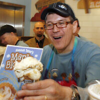 Le nouveau PDG Jostein Solheim sert un cône dans la boutique de Ben & Jerry's à Burlington, Vermont, le mardi 23 mars 2010. (AP Photo/Toby Talbot)
