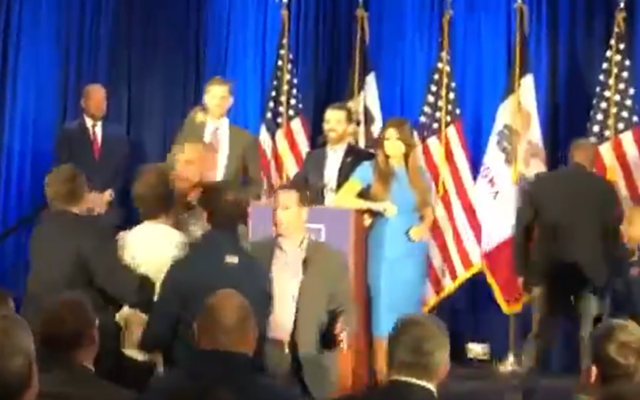 Un militant de IfNotNow hurle sur Donald Trump Jr lors d'un meeting de campagne à Des Moines, dans l'Iowa, le 3 février 2020. (Capture d'écran : Twitter)