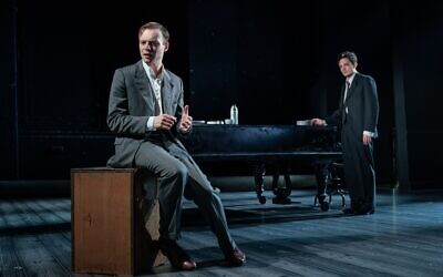Luke Thallon (à gauche, dans le rôle de Leo) et Sebastian Armesto (Nathan) dans Leopoldstadt de Tom Stoppard. (Marc Brenner)