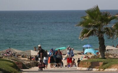 Les Israéliens profitent de la plage de Palmachim, dans le sud d'Israël, le 21 octobre 2016 (Crédit : Nati Shohat/Flash90)