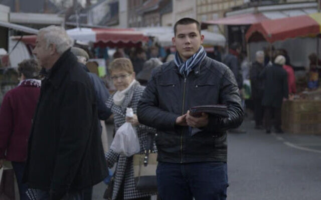 Bastien Régnier, de Beauvais, est devenu militant d’extrême droite à l’âge de 16 ans. (Crédit : capture d'écran 'La Cravate')