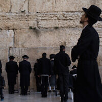 Des hommes ultra-orthodoxes au mur Occidental de Jérusalem, le 12 janvier 2017. (Crédit : Chris McGrath/Getty Images/via JTA)