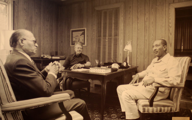 Le Premier ministre Menachem Begin (à gauche) avec le président américain Jimmy Carter (au centre) et le président égyptien Anwar Sadat à Camp David en septembre 1978. (Crédit : CC BY-SA Jeff Kubina/Flickr)