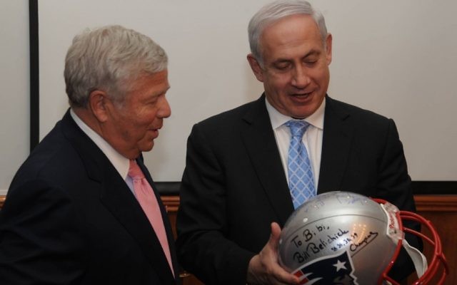 Robert K. Kraft (gauche) et Benjamin Netanyahu en février 2012. (Crédit : Amos BenGershom / GPO/Flash90)
