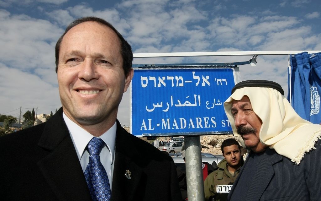 Le maire de l'époque, Nir Barkat, se rend dans le quartier d'Issawiya, à Jérusalem-Est, pour inaugurer une nouvelle route. (Kobi Gideon/Flash90)